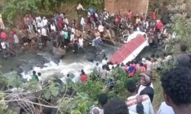 यात्रु बोकेको ट्रक खस्दा कम्तिमा ६० को मृत्यु