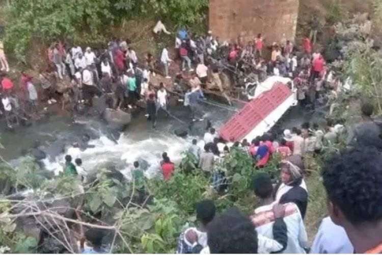 यात्रु बोकेको ट्रक खस्दा कम्तिमा ६० को मृत्यु