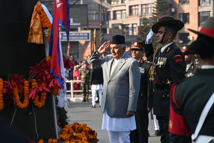  राष्ट्रपति रामचन्द्र पौडेलद्वारा पृथ्वीनारायण शाहको शालिकमा माल्यार्पण