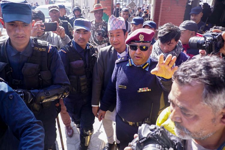 सिंहदरबार पुगे धरानका मेयर, रित्तो गाग्री भने प्रहरीले खोस्यो