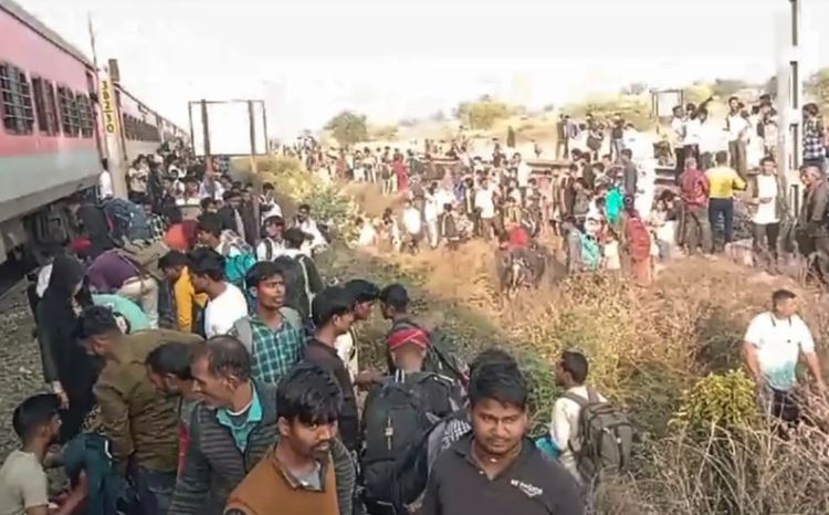  जलगाउ रेल दुर्घटना अपडेटः ज्यान गुमाउँनेको संख्या  १३ पुग्यो, चार जना नेपाली भएको पुष्टी