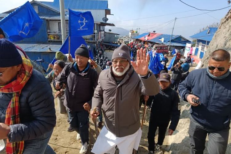 राजेन्द्र महतोको नेतृत्वमा केवलकार निर्माणको विरोधमा पाथीभारासम्म पदयात्रा