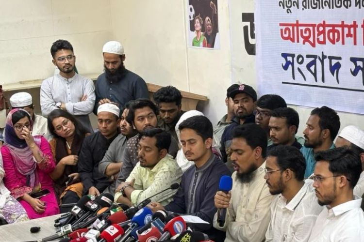 शुक्रवार नयाँ पार्टीको घोषणा गर्दै बंगलादेशका आन्दोलनकारी विद्यार्थीहरू