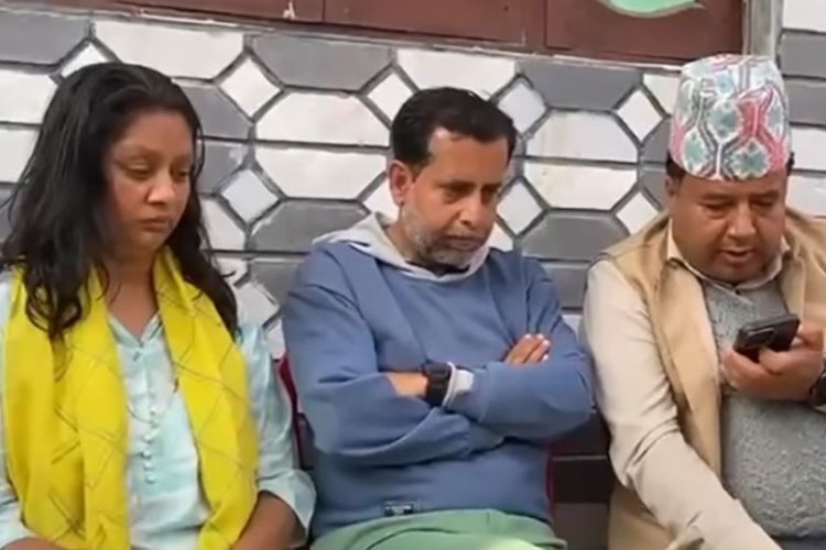 प्रधानमन्त्री ओलीले गरे प्रकृति लम्सालका आमाबाबुसँग कुराकानी