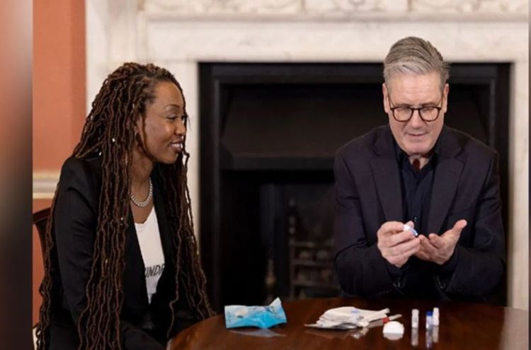 बेलायती प्रधानमन्त्रीले सार्वजनिक रूपमा गराए 'एडस परिक्षण'