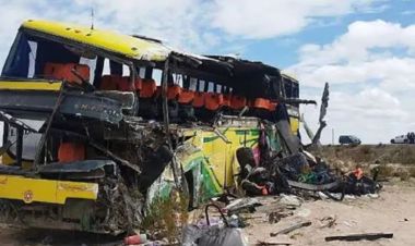 बोलिभियामा २ बस एक आपसमा ठोक्किँदा भयानक दुर्घटनाः ३७ जनाको मृत्यु 