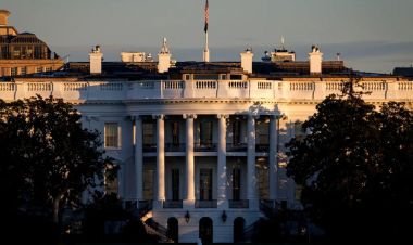  ह्वाइटहाउस बाहिर एक सशस्त्र व्यक्तिलाई गोली हानी मारियो