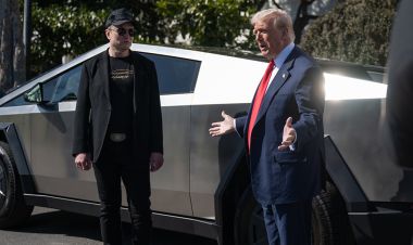 मस्कको समर्थनमा अगाडी आए ट्रम्प, किने टेस्ला कार