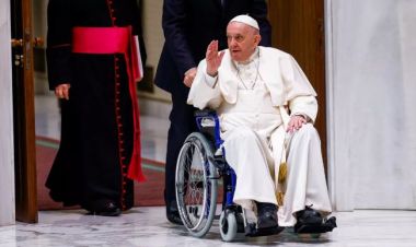पोप फ्रान्सिस ३८ दिन पछि डिस्चार्ज, अझै २ महिना आराम गर्नुपर्ने