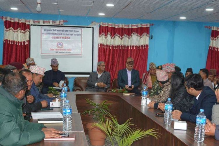 डडेल्धुरा पुगेर गृहमन्त्री लेखकले सुरु गरे भूकम्प पीडितलाई लाभग्राही अनुदान हस्तान्तरण 