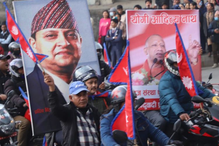 पूर्वराजाको स्वागतमा राजावादीले बोके आदित्यनाथको तस्वीर