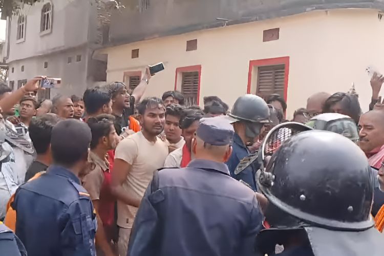  धनुषाको सबैलामा झडप, प्रहरीले चलायो अश्रुग्यास