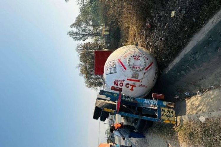  ट्रकसंग ठोक्किदा ग्याँस लोड भएको बुलेट पल्टियो