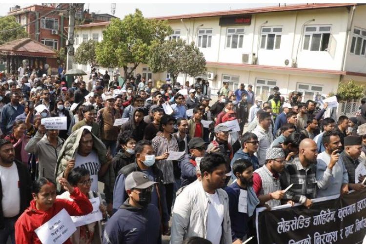  कुलमान घिसिङको वर्खास्तविरुद्ध प्रदर्शन, सरकार फाल्ने उद्घोष