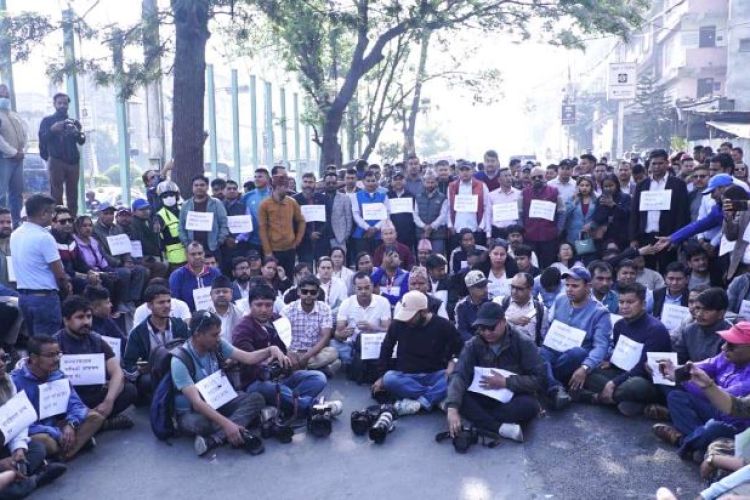 पत्रकार हत्या तथा सञ्चारगृहमा गरिएको आगजनी विरुद्ध विरोध सभा