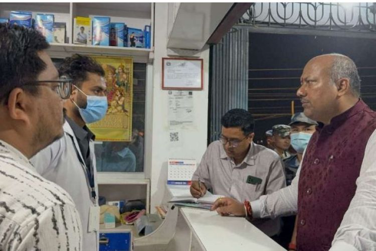 मुख्यमन्त्री सिँहले गरे सिरहाको मिर्चेयामा १४ निजी अस्पताल अनुगमन, १३ अस्पताल बन्द गर्न निर्देशन