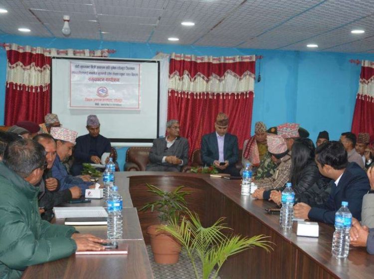 डडेल्धुरा पुगेर गृहमन्त्री लेखकले सुरु गरे भूकम्प पीडितलाई लाभग्राही अनुदान हस्तान्तरण 