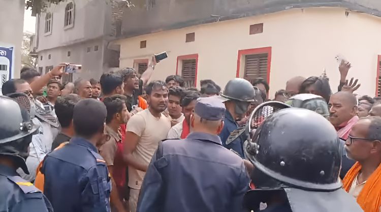  धनुषाको सबैलामा झडप, प्रहरीले चलायो अश्रुग्यास