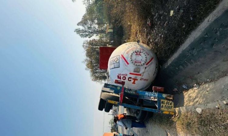 ट्रकसंग ठोक्किदा ग्याँस लोड भएको बुलेट पल्टियो
