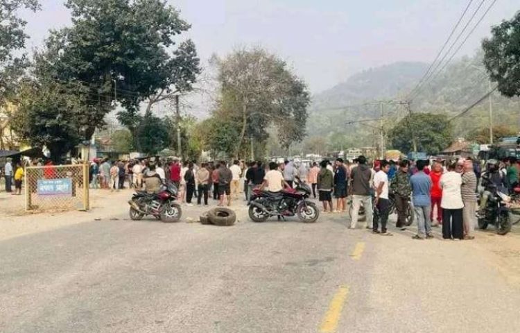 बस र म्याजिक भ्यान ठोक्किँदा एक जनाको मृत्यु