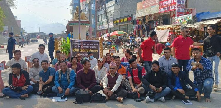 पत्रकार सुरेश रजकका हत्यारालाई कारबाहीको माग गर्दै रामेछापमा धर्नामा 