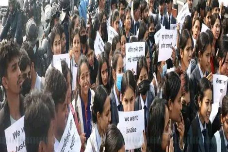 राजावादीको आन्दोलनमा गोली लागेर घाइते भएकी रेबिका खत्रीको न्याय माग्दै विद्यार्थीहरूको प्रदर्शन