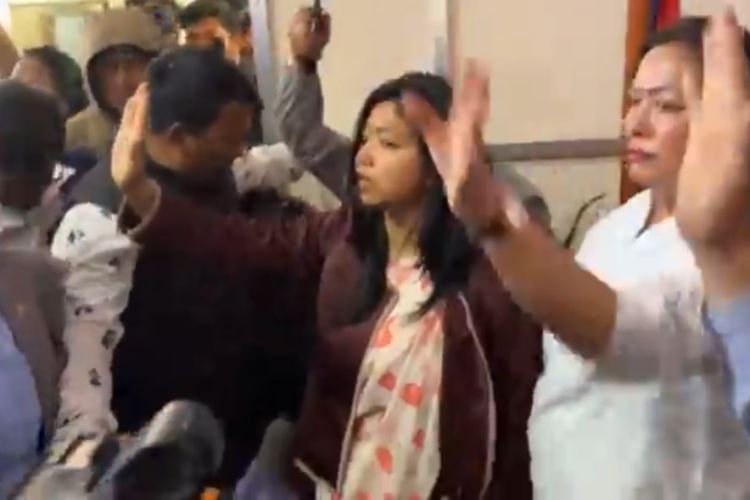 प्रशासकीय अधिकृतको स्वागतमा डंगोल, निषेधमा मेयर बालेन साह
