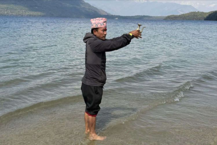  कर्णाली र राराको पानी बोकेर सगरमाथा आरोहणका लागि हिडे अक्कल बोहरा