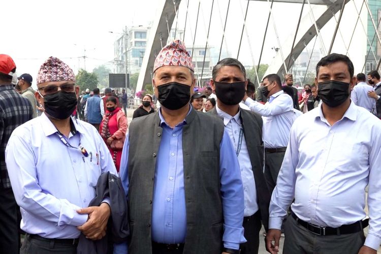  मुखमा कालो मास्क लगाएर शिक्षकहरूले गरे मौन प्रदर्शन