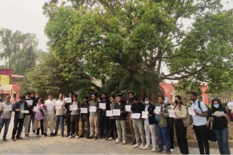 विद्यार्थीहरुले घेरे चिकित्सा शिक्षा आयोग,  सिट घटाउने निर्णयप्रति आक्रोश