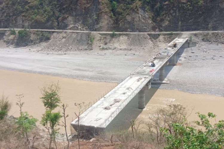 निर्माणको अन्तिम चरणमा पुगेको पुल लामो सयदेखि अलपत्र, स्थानीयलाई यात्रामा कष्ट 
