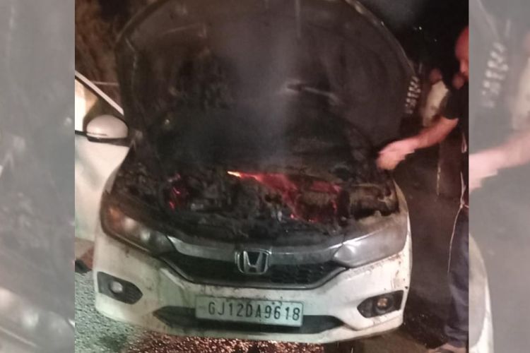 गुडिरहेको गाडीमा अचानक लाग्यो आगो