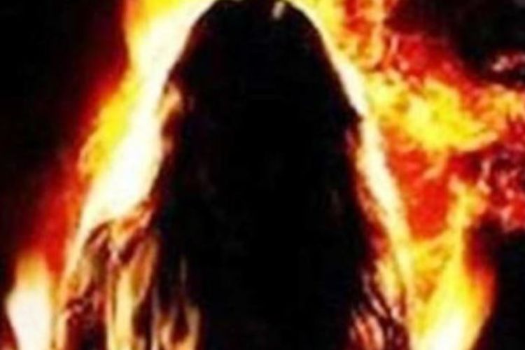 बालाजुमा एक महिलाले लगाइन् आफ्नै शरीरमा पट्रोल छर्केर आगो 