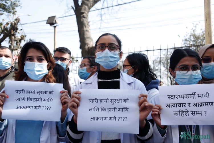  आन्दोलनरत चिकित्सकलाई नरोकेसम्म भत्ता नदिने मेडिकल कलेज सञ्चालकको धम्की 