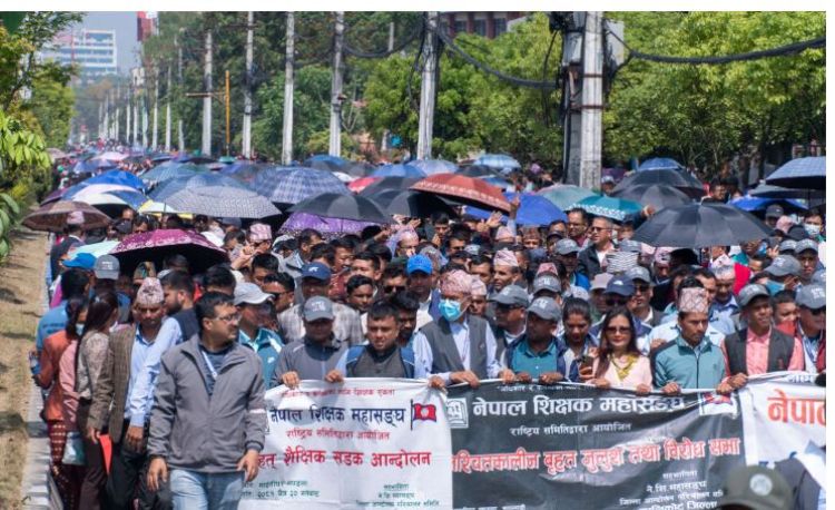 विहानैदेखि शिक्षकहरू प्रर्दशनमा, सडक अस्तव्यस्त