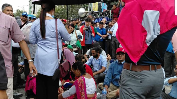 बानेश्वरमा शिक्षक र प्रहरीबिच भिडन्त, प्रहरीले फाल्यो पानीको फोहोरा