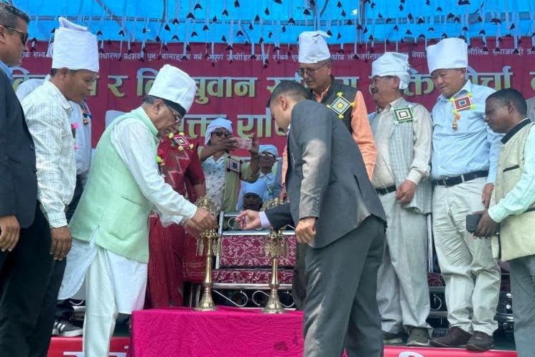 हर्क साम्पाङ लोकतन्त्रमा फुलेको सुन्दर फूल : अध्यक्ष  प्रचण्ड