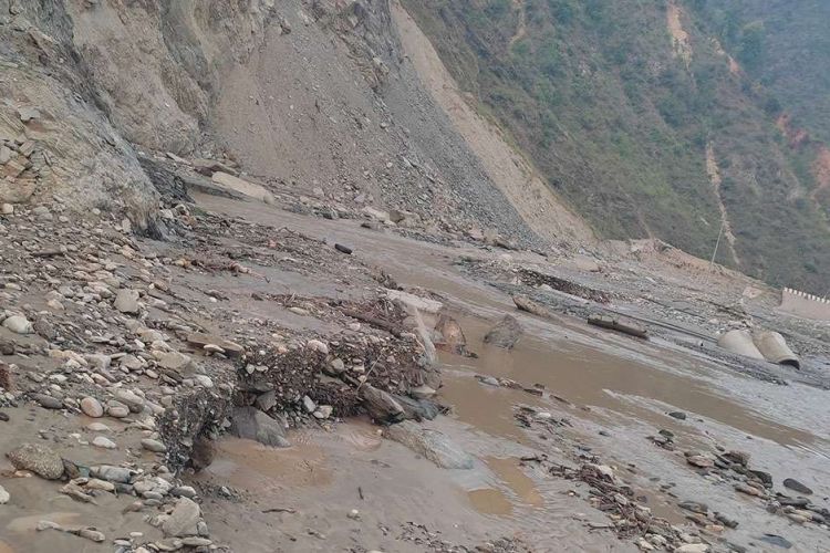 डाइभर्सन बगाउँदा आठ घण्टादेखि बीपी राजमार्ग अवरुद्ध 
