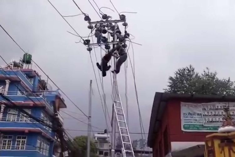 विद्युत प्राधिकरणको लापर्वाहीः ११ केभीमा काम गर्दै गरेका मदजुरको करेन्ट लागेर मृत्यु