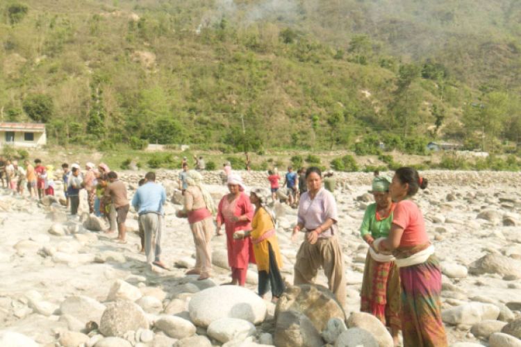  नदीबाट बस्ती जोगाउन गाउँ नै उठेर श्रमदानमा लागेपछि......