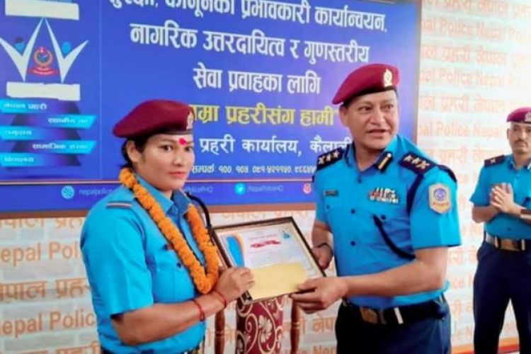 बाटोमै प्रसूति गराउन सहयोग गर्ने प्रहरी जवान देउवा पुरस्कृत 