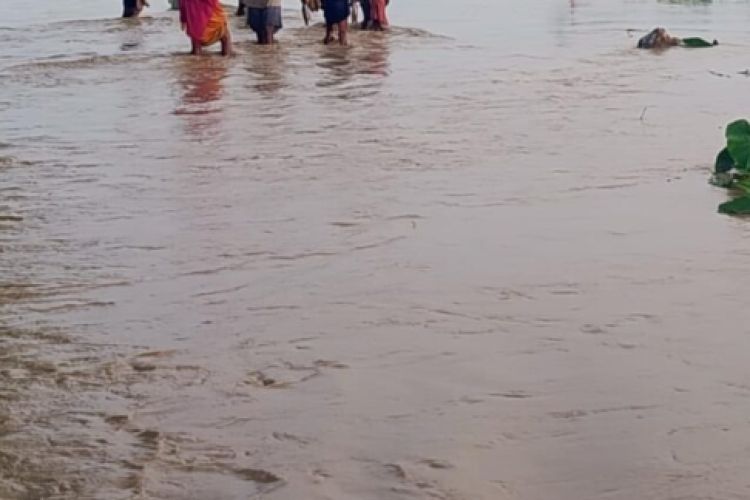 पूर्वपश्चिम राजमार्गको केही स्थानमा सडक अवरुद्ध, बस्ती पस्यो खोला 