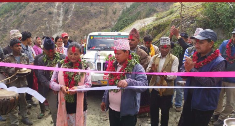 माथिबालै गाउँमापहिलोपटक गाडी पुग्योः स्थानीयहर्षित, नाचगान र देउडासहित स्वागत
