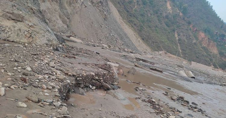 डाइभर्सन बगाउँदा आठ घण्टादेखि बीपी राजमार्ग अवरुद्ध 