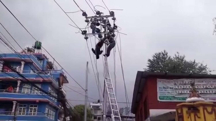 विद्युत प्राधिकरणको लापर्वाहीः ११ केभीमा काम गर्दै गरेका मदजुरको करेन्ट लागेर मृत्यु