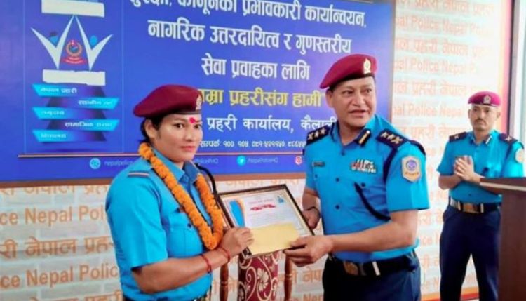 बाटोमै प्रसूति गराउन सहयोग गर्ने प्रहरी जवान देउवा पुरस्कृत 