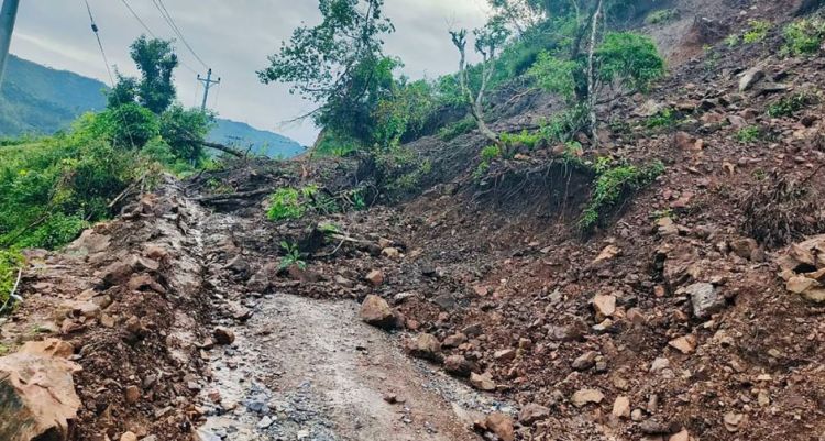 पहिरोले राप्ती राजमार्ग पूर्ण रूपमा अवरुद्ध