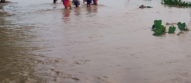 पूर्वपश्चिम राजमार्गको केही स्थानमा सडक अवरुद्ध, बस्ती पस्यो खोला 