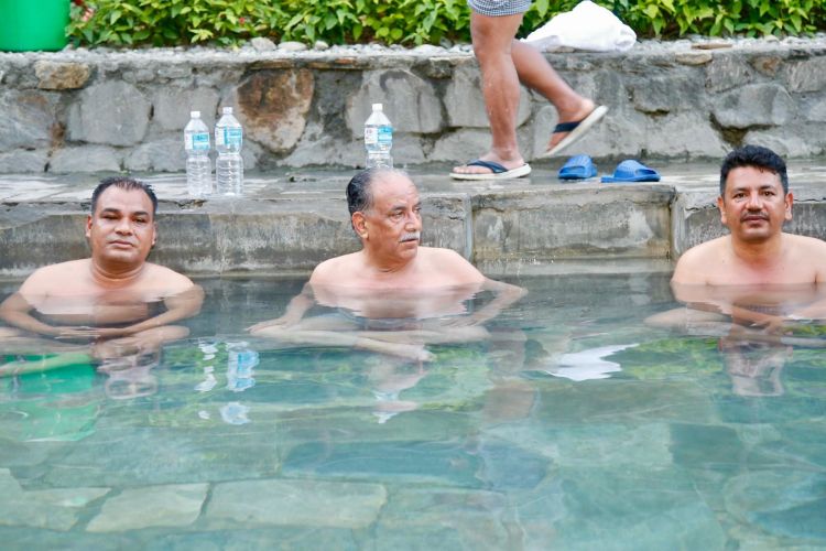 प्रचण्डले गरे तातोपानी कुण्डमा स्नान