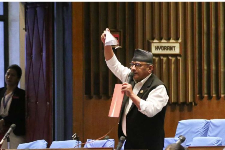 सांसद अमरबहादुर थापाले संसद बैठकमै च्याते बजेट पुस्तिका